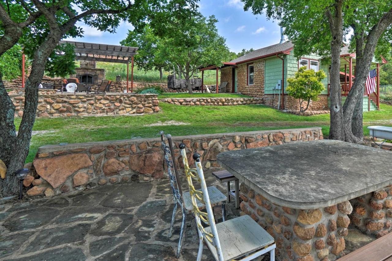 Enchanting Hilltop Cottage In Medicine Park! Exterior foto